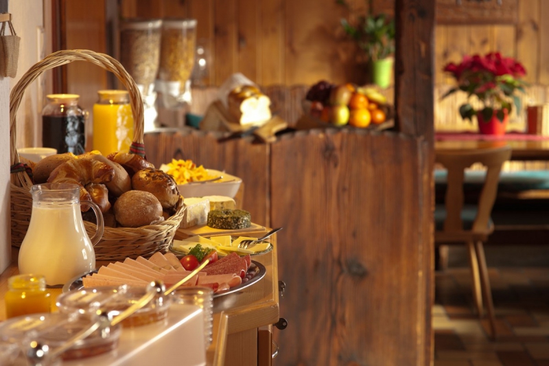 brasserie-CAGNES SUR MER-min_breakfast_buffet_food_restaurant_meal_hotel_plate_fresh-718745